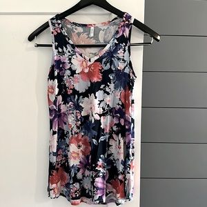 Women’s floral v neck tank top.